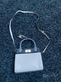 Borsa a mano Carpisa con lucchetto e chiave.