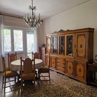 Vetrina, tavolo e lampadario per sala da pranzo