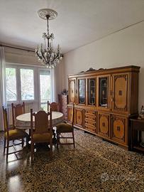 Vetrina, tavolo e lampadario per sala da pranzo