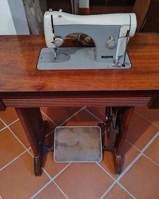 Macchina da ricamo Necchi a pedale