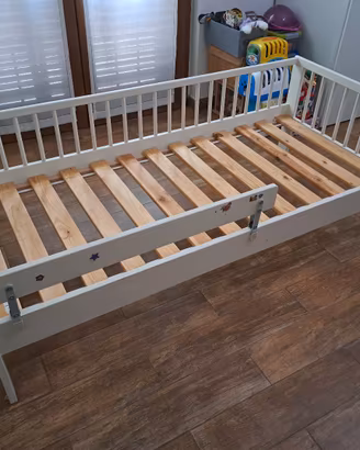 Lettino Montessori Ikea bianco e materasso