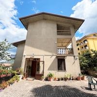 Intera villa bifamiliare con giardino in centro