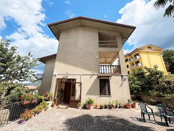 Intera villa bifamiliare con giardino in centro