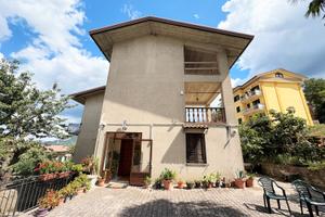 Intera villa bifamiliare con giardino in centro