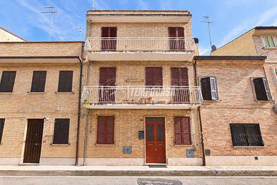 Casa singola in pieno centro, con doppi servizi e