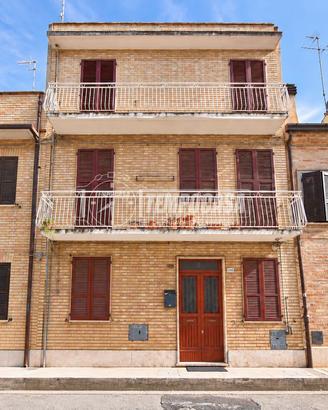 Casa singola in pieno centro, con doppi servizi e