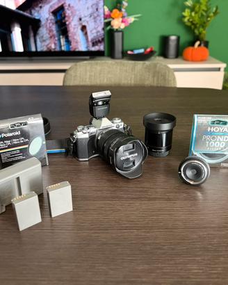 Olympus OM-D E-M5 II + 3 obiettivi e accessori