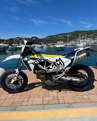Husqvarna 701 supermoto