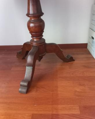 Tavolo antico in legno rotondo