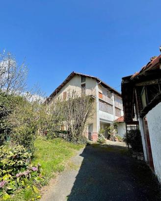 Villa di 200 m² con più di 5 locali a Biella