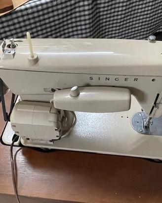 Macchina da cucire Singer mod 237 anni 80