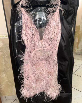 Vestito rosa con brillantini e piume.