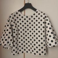 Blusa bianca a pois neri