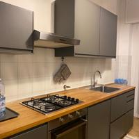 Cucina Ikea grigio scuro e legno