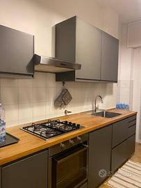 Cucina Ikea grigio scuro e legno