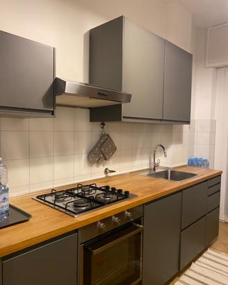 Cucina Ikea grigio scuro e legno