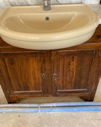 mobile bagno e specchio