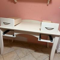 scrivania in legno bianco