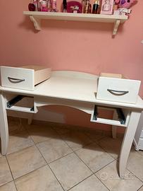 scrivania in legno bianco