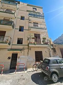 Ritrutturato 3 vani zona Arenella