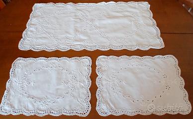 Centrini ricamati a mano – Parure / Set 3 pezzi