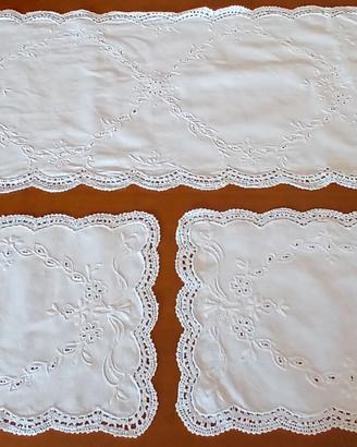 Centrini ricamati a mano – Parure / Set 3 pezzi