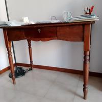 Tavolo in legno.