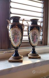 vasi in porcellana con riporto in metallo dorato