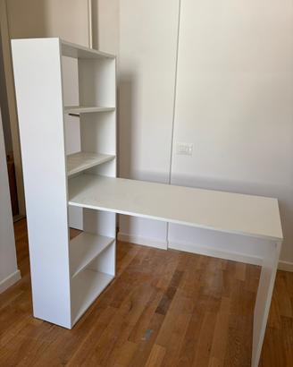 Scrivania con piccola libreria integrata