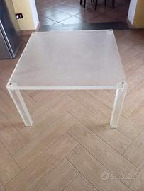 Tavolo per salotti in plexiglass e uno tailandese 