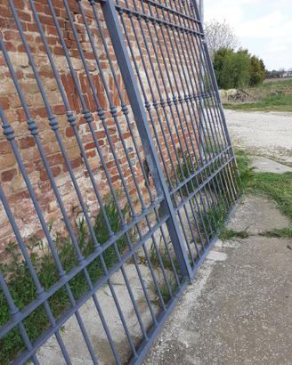 CANCELLO  IN FERRO PIENO