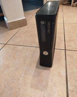 Xbox 360 + 12 giochi e 3 joystick