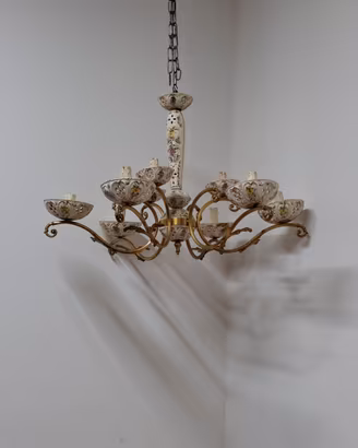 Lampadario Vintage in Ottone e Ceramica Decorata -