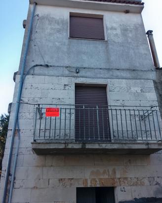 Casa indipendente con terreno edificabile