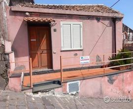 Casa singola a vena con cortile piedimonte etneo