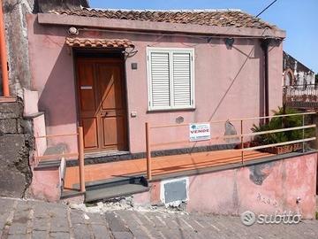 Casa singola a vena con cortile piedimonte etneo