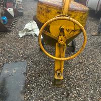 Betoniera a motore a scopio