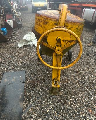 Betoniera a motore a scopio