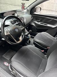 LANCIA Y ELEFANTINO