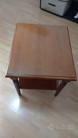 Tavolino in legno chiaro