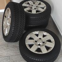 Cerchi completi di gomme