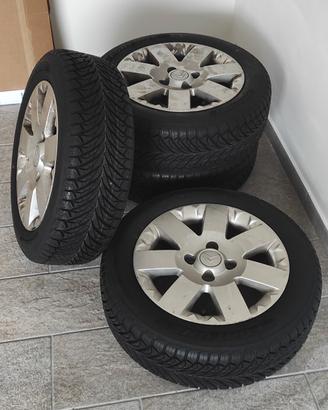 Cerchi completi di gomme