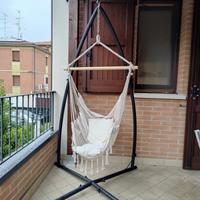 Ovetto a dondolo in tessuto con struttura in ferro