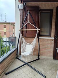 Ovetto a dondolo in tessuto con struttura in ferro