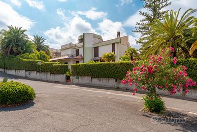 Villa su 3 livelli + giardino 1000 mq a Lentini