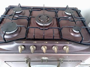 Forno con piano cottura e rubinetto