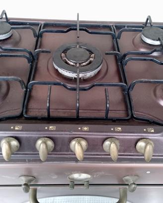 Forno con piano cottura e rubinetto
