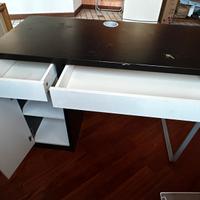 Scrivania da studio con cassetti