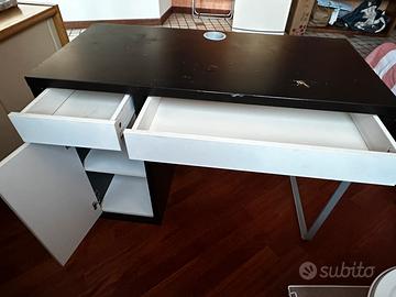 Scrivania da studio con cassetti