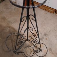 Fioriera in ferro battuto.